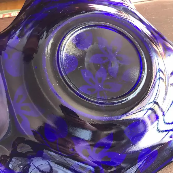 Foto de um(a) Antigo Grande Centro De Mesa Em Cristal Azul E Prata De Lei, da categoria de Centro de mesa. Antigo e grande centro de mesa em cristal com belíssima decoração floral em prata de lei. Em perfeito estado. Medindo 35cm. Mostrado de uma perspectiva diferente. Vendido no marketplace Trésors.