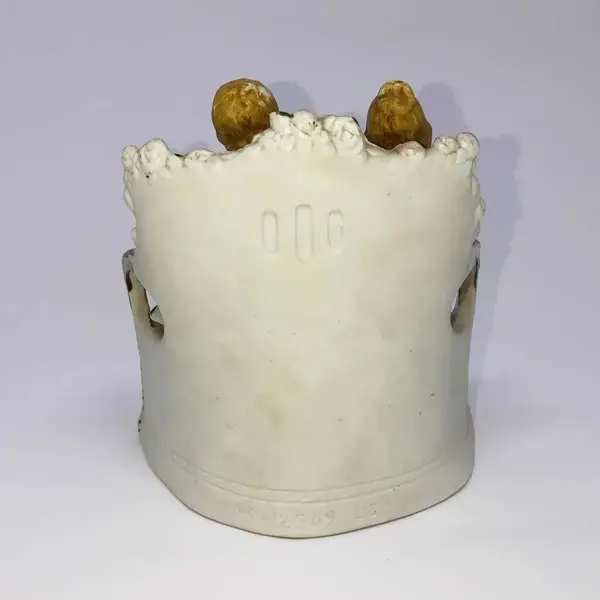 Foto de um(a) Antiga Escultura Bloco Escultórico Em Biscuit Sèvres Depose, da categoria de Escultura. Antigo e muito delicado bloco escultórico representando casal de namorados, feito à mão em biscuit de Sèvres, com muita... Mostrado de uma perspectiva diferente. Vendido no marketplace Trésors.