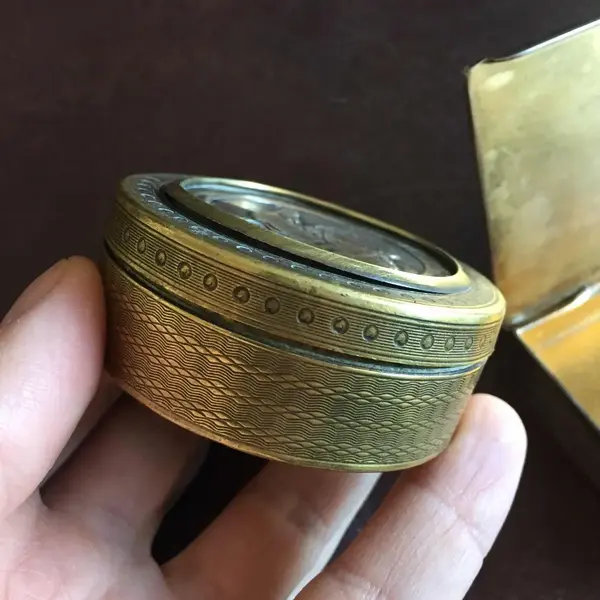 Foto de um(a) Antigas Caixinhas Porta Jóias Franceses Prata Bronze Ormolu, da categoria de Porta-Jóias. Par de caixinhas porta-joias em bronze, com partes banhada a prata e ouro ormolu. Assinadas, com o nome da obra. França,... Mostrado de uma perspectiva diferente. Vendido no marketplace Trésors.