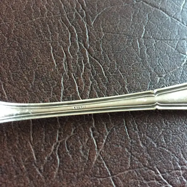 Foto de um(a) Antigo Conjunto De Colher Para Sobremesa Em Prata Eberle, da categoria de Colheres. 6 colheres de sobremesa em prata, datadas de 1950. Em perfeito estado. Com iniciais e data gravada nas peças. Mostrado de uma perspectiva diferente. Vendido no marketplace Trésors.