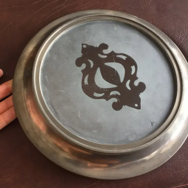 Foto de um(a) Bandeja De Estanho Com Vidro Cristal Satiné, da categoria de Bandejas. Diferente, imponente e pesada bandeja, em perfeito estado.Medidas 28x20cm. Mostrado de uma perspectiva diferente. Vendido no marketplace Trésors.
