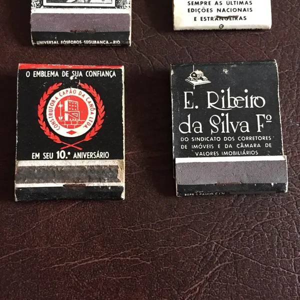 Foto de um(a) Antigas Caixas De Fósforo, da categoria de Outros colecionáveis. Contem os fósforos.Valor do lote com as 06 caixas da foto. Mostrado de uma perspectiva diferente. Vendido no marketplace Trésors.