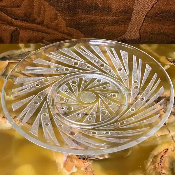 Foto de um(a) Antigo Bowl Centro De Mesa Cristal Francês Art Deco Verlys, da categoria de Centro de mesa. Verlys Glass. Antigo e grande prato/centro de mesa em cristal francês, ricamente lapidado à mão, com detalhes em satiné.... Mostrado de uma perspectiva diferente. Vendido no marketplace Trésors.