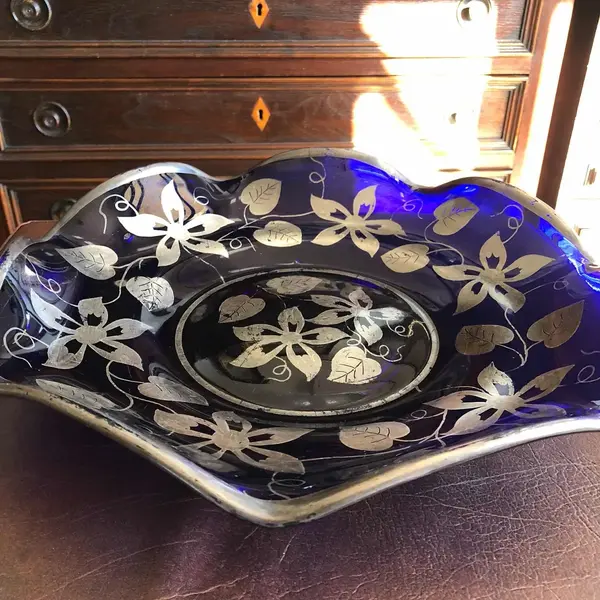 Foto de um(a) Antigo Grande Centro De Mesa Em Cristal Azul E Prata De Lei, da categoria de Centro de mesa. Antigo e grande centro de mesa em cristal com belíssima decoração floral em prata de lei. Em perfeito estado. Medindo 35cm. Mostrado de uma perspectiva diferente. Vendido no marketplace Trésors.