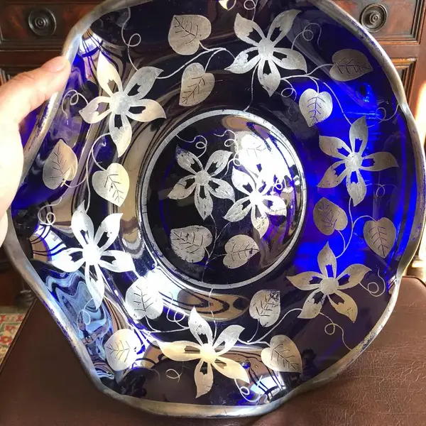 Foto de um(a) Antigo Grande Centro De Mesa Em Cristal Azul E Prata De Lei, da categoria de Centro de mesa. Antigo e grande centro de mesa em cristal com belíssima decoração floral em prata de lei. Em perfeito estado. Medindo 35cm. Mostrado de uma perspectiva diferente. Vendido no marketplace Trésors.