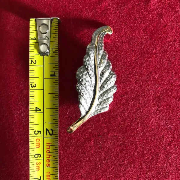 Foto de um(a) Fino Broche No Formato De Folha Banhado A Ouro, da categoria de Outros colecionáveis. Peça feita à mãoaproximadamente 5cm. Mostrado de uma perspectiva diferente. Vendido no marketplace Trésors.