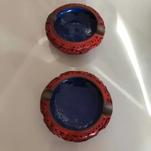 Foto de um(a) Antigo Par De Cinzeiros Chineses Em Laca Oriental Cinnabar, da categoria de Cinzeiros. Antigos e lindos cinzeiros orientais feitos à mão em Cloisonné, laca vermelha dita Cinnabar. Decorados com flores e... Mostrado de uma perspectiva diferente. Vendido no marketplace Trésors.