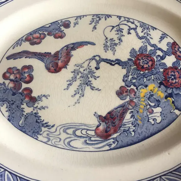 Foto de um(a) Antiga E Grande Travessa Prato Porcelana Inglesa Bristol, da categoria de Travessas e tigelas. Bela e grande travessa em porcelana inglesa, da antiga manufatura Bristol fundando em 1652. Início século XX. Em perfeito... Mostrado de uma perspectiva diferente. Vendido no marketplace Trésors.