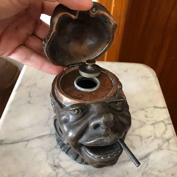 Foto de um(a) Antiga Rara Escultura e Caixa de Fumo Busto Homem em Bronze, da categoria de Escultura. Antiga e inusitada Caixa para guardar fumo, representando busto de homem negro com cigarro, feito em bronze de excelente... Mostrado de uma perspectiva diferente. Vendido no marketplace Trésors.