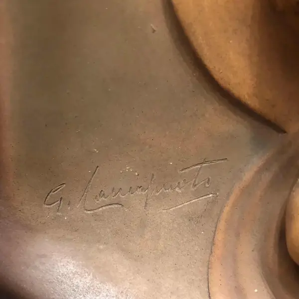 Foto de um(a) Antiga Escultura De Parede Virgem Cerâmica Italiana Art Deco, da categoria de Objetos de parede esculturais. Madonna e bambino. Lindo e grande quadro/placa de parede, estilo Art Deco, feita a mão em cerâmica italiana, ricamente... Mostrado de uma perspectiva diferente. Vendido no marketplace Trésors.