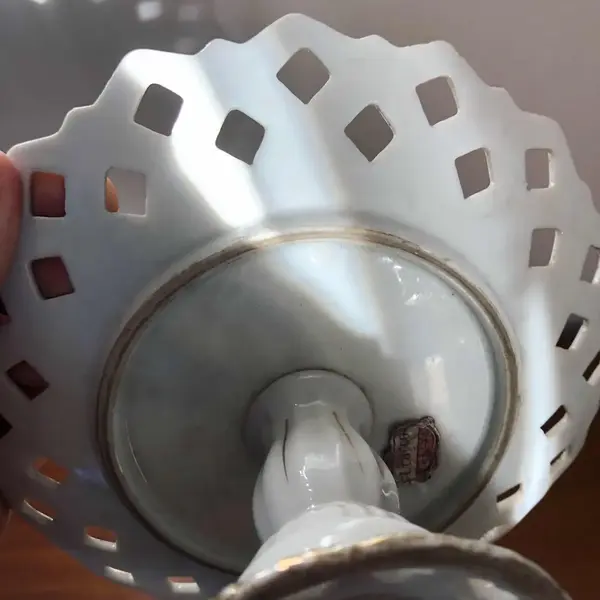 Foto de um(a) Antiga Delicada Fruteirinha Fenestrado Porcelana Alemã, da categoria de Travessas e tigelas. Delicada e pequena fruteira fenestrada em porcelana alemã, com linda decoração floral e filetes em ouro. Medidas 10x18cm. Mostrado de uma perspectiva diferente. Vendido no marketplace Trésors.