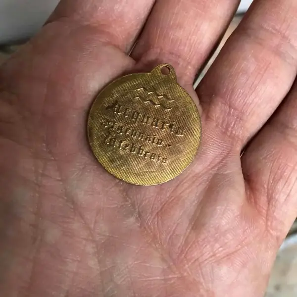 Foto de um(a) Antiga Rara Medalha Pingente Dourado Do Signo Aquário, da categoria de Outros colecionáveis. Rara medalha italiana, atrás têm o mês que começa e termina em italiano. Meados do século XX. Banhada a ouro 18kaprox 2.5cm. Mostrado de uma perspectiva diferente. Vendido no marketplace Trésors.
