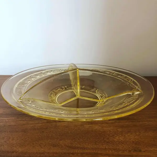 Foto de um(a) Antiga Rara Petisqueira Art Deco Cristal Francês Amarelo, da categoria de Travessas e tigelas. Linda peça e raro modelo, em cristal francês, período Art Deco, década de 1930. Impecável!! Altura 8cmDiâmetro 29cm. Mostrado de uma perspectiva diferente. Vendido no marketplace Trésors.