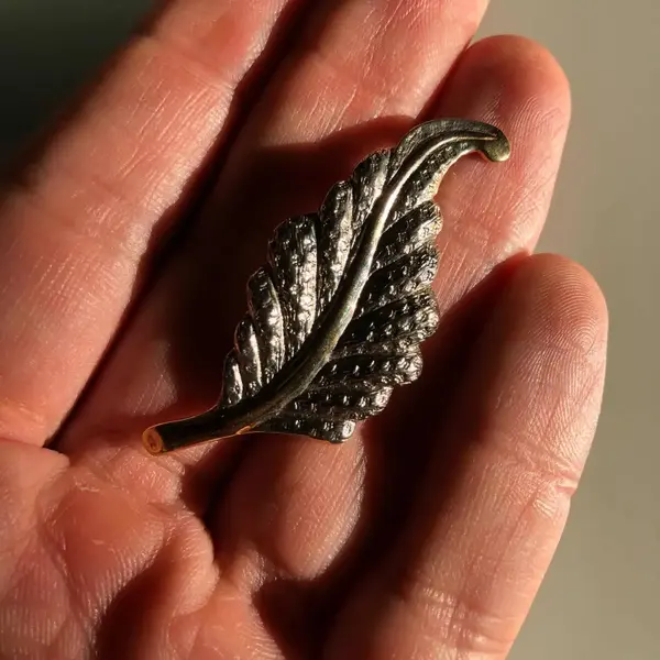 Foto de um(a) Fino Broche No Formato De Folha Banhado A Ouro, da categoria de Outros colecionáveis. Peça feita à mãoaproximadamente 5cm. Mostrado de uma perspectiva diferente. Vendido no marketplace Trésors.
