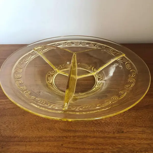 Foto de um(a) Antiga Rara Petisqueira Art Deco Cristal Francês Amarelo, da categoria de Travessas e tigelas. Linda peça e raro modelo, em cristal francês, período Art Deco, década de 1930. Impecável!! Altura 8cmDiâmetro 29cm. Mostrado de uma perspectiva diferente. Vendido no marketplace Trésors.