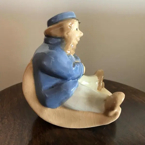 Foto de um(a) Antigo Bibelô De Coleção Art Deco Porcelana Alemã, da categoria de Escultura. Bibelô em porcelana alemã, representando senhor que balança na cadeira, período Art Deco. Década de 1940.Medidas 12x12xcm. Mostrado de uma perspectiva diferente. Vendido no marketplace Trésors.