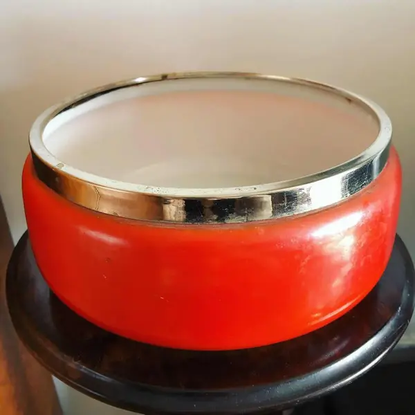 Foto de um(a) Antiga Rara Saladeira Art Deco Opalina E Metal Wmf, da categoria de Travessas e tigelas. Antiga e rara saladeira Art Deco, em opalina com borda em metal prateado, possivelmente WMF. Década de 1950-60. Altura... Mostrado de uma perspectiva diferente. Vendido no marketplace Trésors.