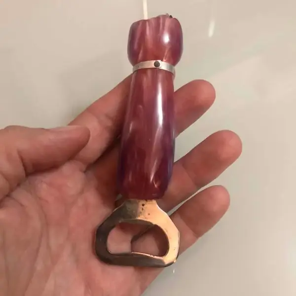 Foto de um(a) Antigo Abridor De Garrafa Figa Art Deco Em Baquelita, da categoria de Abridores de garrafas. Antigo abridor de garrafas em formato de figa em Baquelita.aprox 12cm. Mostrado de uma perspectiva diferente. Vendido no marketplace Trésors.