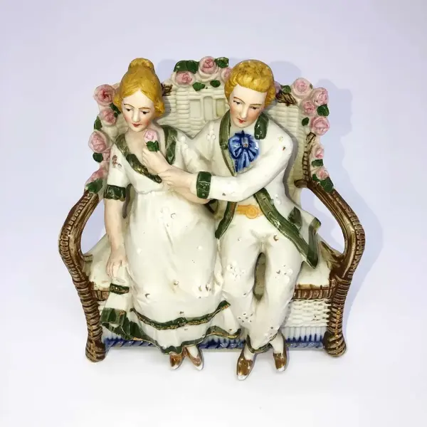 Foto de um(a) Antiga Escultura Bloco Escultórico Em Biscuit Sèvres Depose, da categoria de Escultura. Antigo e muito delicado bloco escultórico representando casal de namorados, feito à mão em biscuit de Sèvres, com muita... Mostrado de uma perspectiva diferente. Vendido no marketplace Trésors.