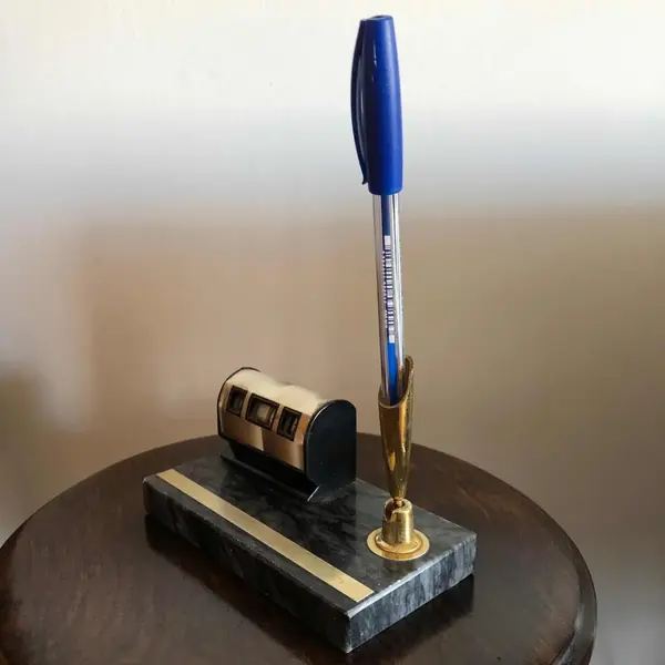 Foto de um(a) Antigo Calendário De Escritório Porta Caneta Em Mármore, da categoria de Kit organizador de escritório. Lindo e muito decorativo calendário, porta caneta, com base em mármore italiano. O calendário está funcionando... Mostrado de uma perspectiva diferente. Vendido no marketplace Trésors.