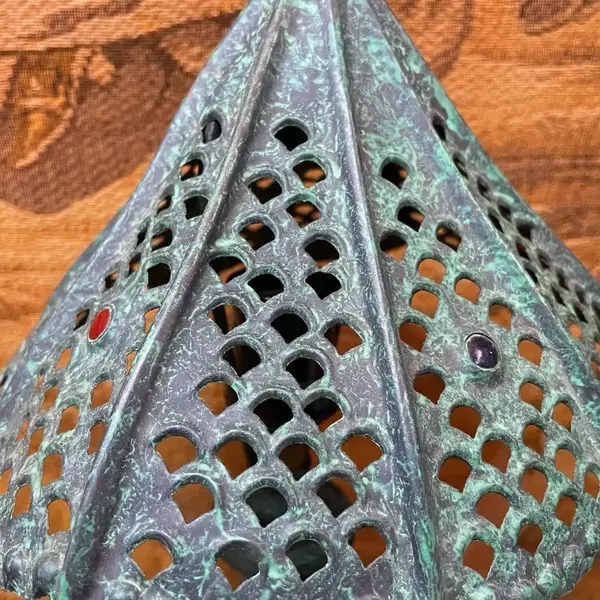 Foto de um(a) Antigo Raro Abajur Luminária De Mesa Bronze Europeu Art Deco, da categoria de Abajures. Antigo e especial abajur Europeu em bronze patinado com aplicação de pedras coloridas. Meados do século XX. Medidas 45x22cm. Mostrado de uma perspectiva diferente. Vendido no marketplace Trésors.