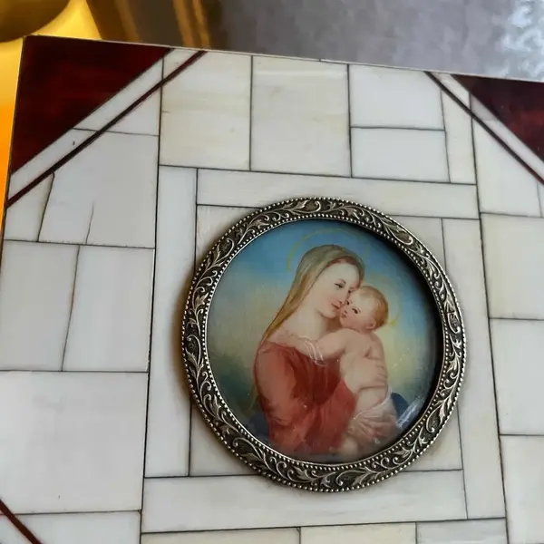 Foto de um(a) Miniature Portrait Antigo Raro Quadrinho Arte Sacra, da categoria de Objetos religiosos e espirituais. Miniature Portrait. Antigo quadrinho Europeu pintado à mão em folha de marfim. Moldura também marfim com casco de tartaruga... Mostrado de uma perspectiva diferente. Vendido no marketplace Trésors.