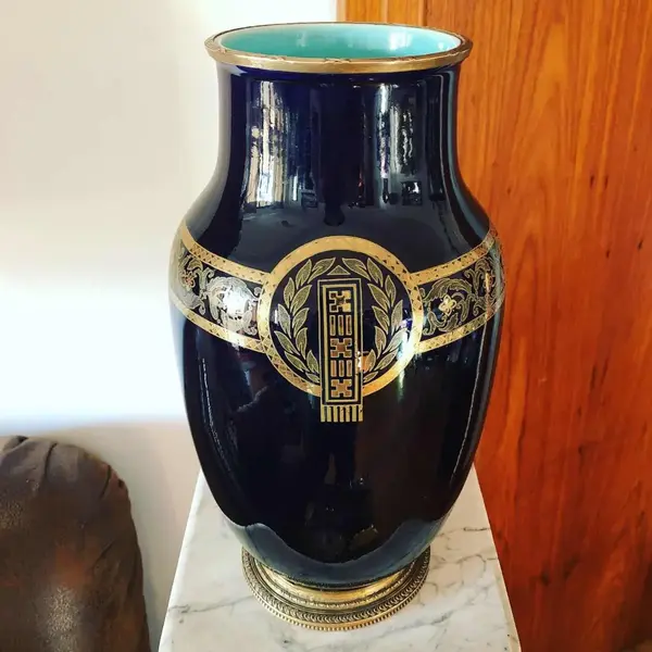 Foto de um(a) Antigo Vaso Jarro Ânfora Clássico Porcelana Sarreguemines, da categoria de Vasos. Importante vaso azul artístico em porcelana francesa Sarreguemines, pintado à mão e ornamentado com bronze. Peça toda... Mostrado de uma perspectiva diferente. Vendido no marketplace Trésors.