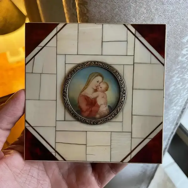 Foto de um(a) Miniature Portrait Antigo Raro Quadrinho Arte Sacra, da categoria de Objetos religiosos e espirituais. Miniature Portrait. Antigo quadrinho Europeu pintado à mão em folha de marfim. Moldura também marfim com casco de tartaruga... Mostrado de uma perspectiva diferente. Vendido no marketplace Trésors.