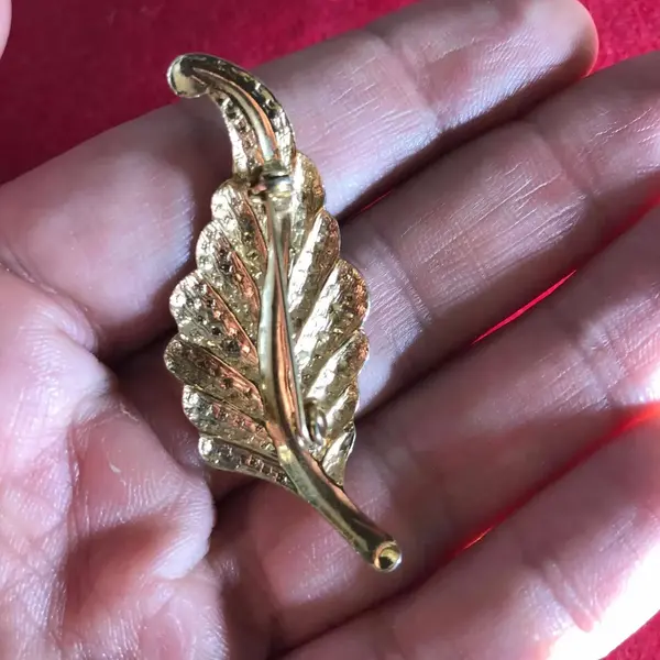 Foto de um(a) Fino Broche No Formato De Folha Banhado A Ouro, da categoria de Outros colecionáveis. Peça feita à mãoaproximadamente 5cm. Mostrado de uma perspectiva diferente. Vendido no marketplace Trésors.