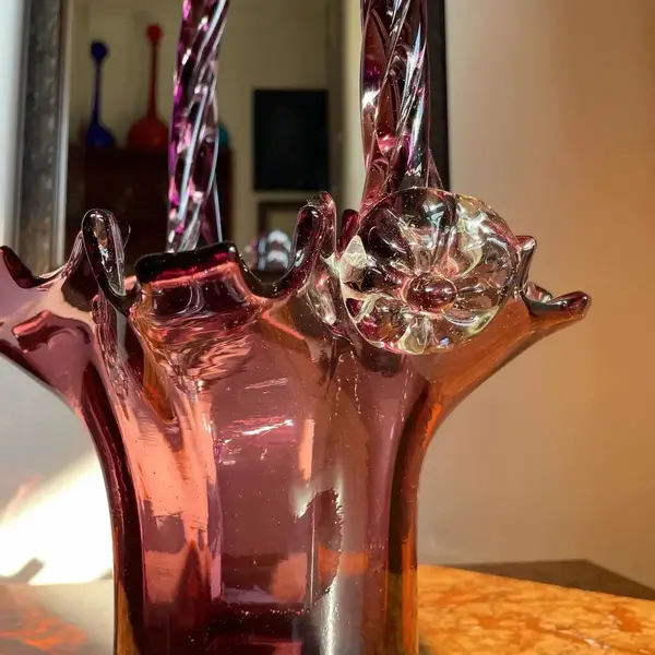 Foto de um(a) Antiga Grande Cesta Art Deco Em Murano Italiano Feito À Mão, da categoria de Cestos e Caixas. Antiga e linda cesta em Murano italiano, feita à mão. Peça muito decorativa. Art Deco. Medidas 35x18cm. Mostrado de uma perspectiva diferente. Vendido no marketplace Trésors.