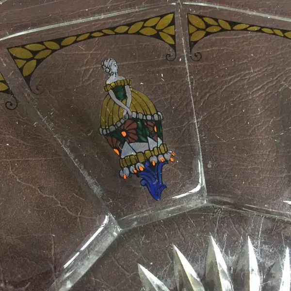 Foto de um(a) Antigo Centro De Mesa Em Cristal Francês Com Cenas Galantes, da categoria de Centro de mesa. Cristal francês com linda pintura de damas antigas feita à mão. Em perfeito estado!Diâmetro: 29cm. Mostrado de uma perspectiva diferente. Vendido no marketplace Trésors.
