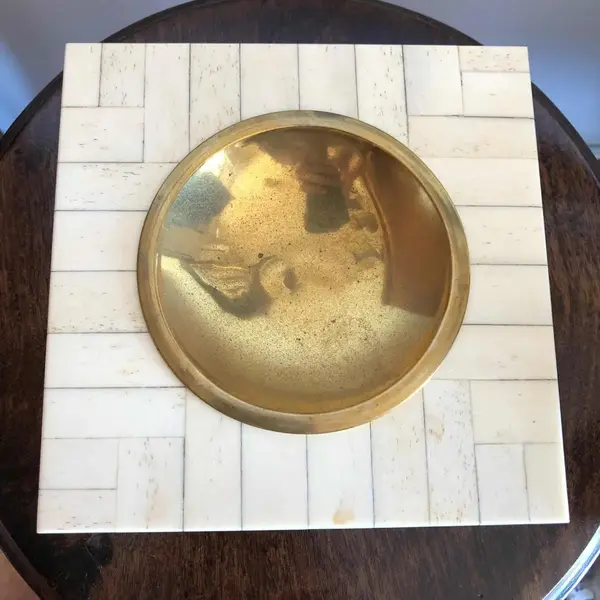 Foto de um(a) Elegante Porta-cartões Cinzeiro Estilo Art Deco, da categoria de Cinzeiros. Elegante porta-cartões, também pode ser um cinzeiro em folhas de marfim com bronze. Estilo Art Deco. Diâmetro 16cm. Mostrado de uma perspectiva diferente. Vendido no marketplace Trésors.