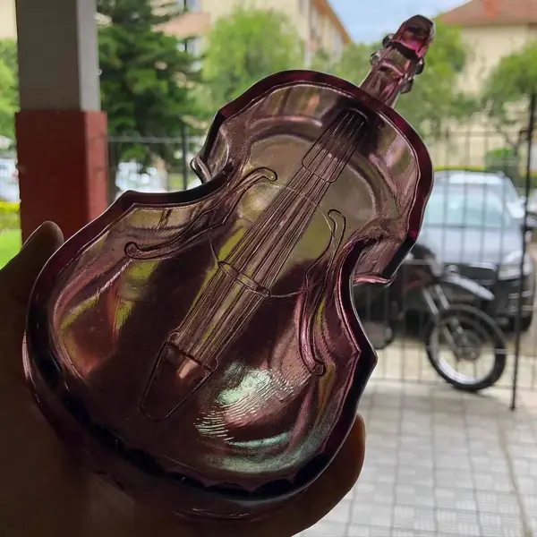 Foto de um(a) Antiga Rara Caixa Porta Jóias Art Deco Em Cristal Tcheco, da categoria de Porta-Jóias. Antiga e grande caixa em cristal tcheco, no formato de violino. Peça muito decorativa e diferente. Perito Art Deco. Década... Mostrado de uma perspectiva diferente. Vendido no marketplace Trésors.