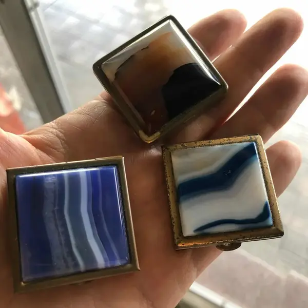 Foto de um(a) Coleção Com 6 Caixinhas Porta Comprimido Com Pedra Ágata, da categoria de Cestos e Caixas. Conjunto com 6 caixinhas de coleção ou porta comprimidos, com armação em metal dourado, e tampa com legítima pedra... Mostrado de uma perspectiva diferente. Vendido no marketplace Trésors.