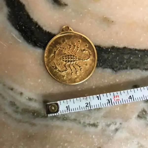 Foto de um(a) Antiga Rara Medalha Pingente Dourado Do Signo Escorpião, da categoria de Outros colecionáveis. Rara medalha italiana, atrás têm o mês que começa e termina em italiano. Meados do século XX. Banhada a ouro 18kaprox 2,5cm. Mostrado de uma perspectiva diferente. Vendido no marketplace Trésors.