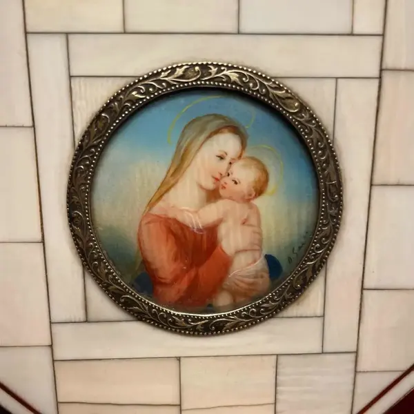 Foto de um(a) Miniature Portrait Antigo Raro Quadrinho Arte Sacra, da categoria de Objetos religiosos e espirituais. Miniature Portrait. Antigo quadrinho Europeu pintado à mão em folha de marfim. Moldura também marfim com casco de tartaruga... Mostrado de uma perspectiva diferente. Vendido no marketplace Trésors.