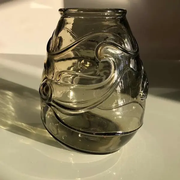 Foto de um(a) Antigo Vaso Jarro Com Peixes Art Deco Josef Inwald Glass, da categoria de Vasos. Josef Inwald - Barolac. Antigo e lindo vaso Tcheco, em vidro artístico, ricamente moldado e prensado com decoração de peixes... Mostrado de uma perspectiva diferente. Vendido no marketplace Trésors.