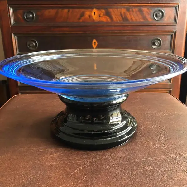 Foto de um(a) Antigo Centro De Mesa Fruteira Art Deco Em Cristal Tcheco, da categoria de Centro de mesa. Lindo e grande centro de mesa em cristal azul, base em grosso cristal czecho. Estilo Art Deco, década de 1950/60. Em... Mostrado de uma perspectiva diferente. Vendido no marketplace Trésors.