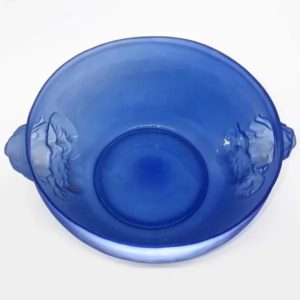 Foto de um(a) Antigo Grande Bowl Centro De Mesa Francês Satiné Art Deco, da categoria de Travessas e tigelas. Antigo e grande bowl, centro de mesa francês em vidro artístico satiné, com lindas figuras de anjos moldadas a ácido. Pode... Mostrado de uma perspectiva diferente. Vendido no marketplace Trésors.
