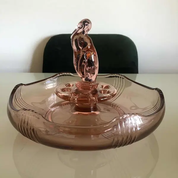Foto de um(a) Antigo Centro De Mesa Art Deco Pinguim Libochovice Glass, da categoria de Centro de mesa. Libochovice Glass. Antigo centro de mesa/violeteiro em vidro artístico, da famosa manufatura tcheca Libochovice Glass.... Mostrado de uma perspectiva diferente. Vendido no marketplace Trésors.
