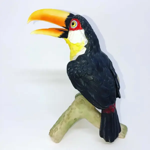 Foto de um(a) Antiga Rara Escultura Tucano Porcelana Alemã Goebel Assinada, da categoria de Escultura. Goebel, Germany. Antiga escultura artística, bloco escultórico Art Deco, representando tucano em fina porcelana alemã, da... Mostrado de uma perspectiva diferente. Vendido no marketplace Trésors.