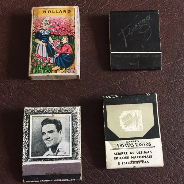 Foto de um(a) Antigas Caixas De Fósforo, da categoria de Outros colecionáveis. Contem os fósforos.Valor do lote com as 06 caixas da foto. Mostrado de uma perspectiva diferente. Vendido no marketplace Trésors.