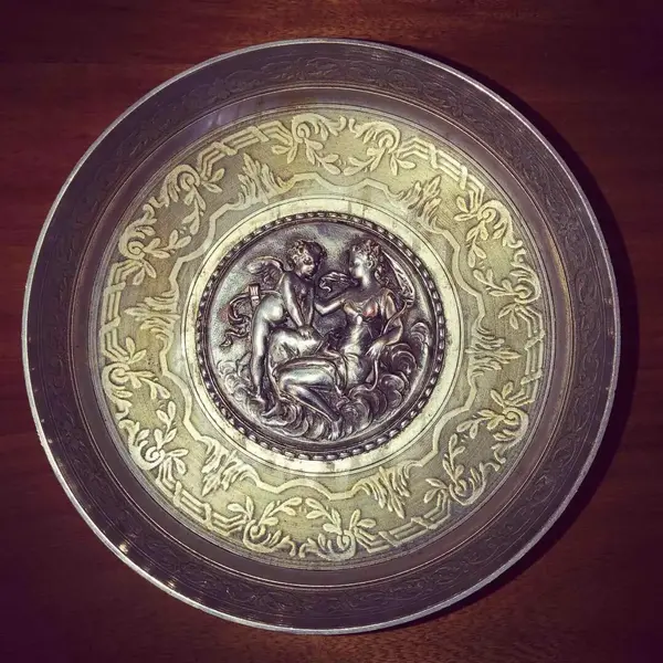Foto de um(a) Antigo Porta Cartões Bowl Fruteirinha Em Metal Francês, da categoria de Pratos Decorativos. Antigo porta cartões, fruteirinha, em metal francês prateado, com lindo trabalho feito à mão no metal e medalhão central... Mostrado de uma perspectiva diferente. Vendido no marketplace Trésors.
