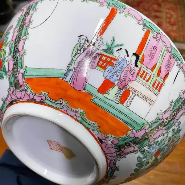 Foto de um(a) Antigo Grande Bowl Centro De Mesa Porcelana Oriental Mandarim, da categoria de Travessas e tigelas. Antigo centro de mesa em porcelana artística Chinesa. Decoração Mandarim, pintado à mão, com filetes de ouro. Meados do... Mostrado de uma perspectiva diferente. Vendido no marketplace Trésors.