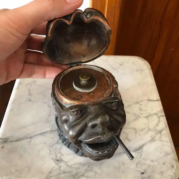 Foto de um(a) Antiga Rara Escultura e Caixa de Fumo Busto Homem em Bronze, da categoria de Escultura. Antiga e inusitada Caixa para guardar fumo, representando busto de homem negro com cigarro, feito em bronze de excelente... Mostrado de uma perspectiva diferente. Vendido no marketplace Trésors.