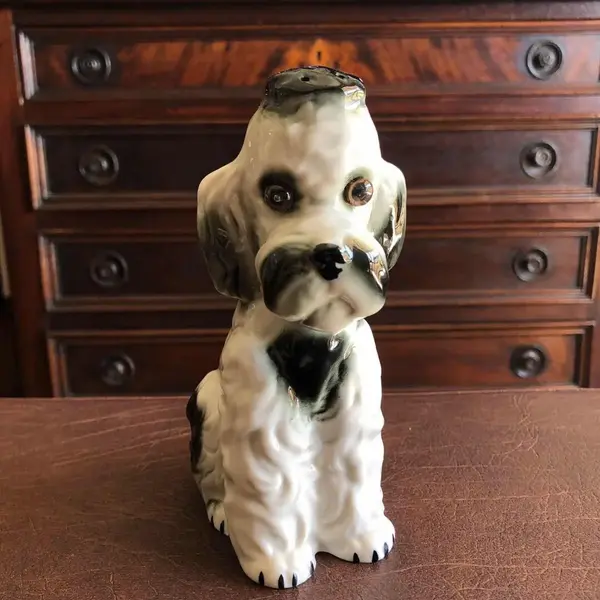 Foto de um(a) Antigo Raro Abajur Escultura De Cachorro Porcelana Alemã, da categoria de Abajures. Antigo e original abajur no formato de cachorro em porcelana alemã, olhos de cristal. Impecável. Década 1930.Medidas 16x11cm. Mostrado de uma perspectiva diferente. Vendido no marketplace Trésors.