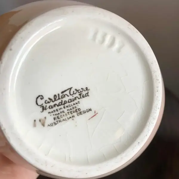 Foto de um(a) Antiga Jarrinha Cremeira Bowl Porcelana Inglesa Carlton Ware, da categoria de Garrafas, potes e jarros. Carlton Ware - Australian Design. Jarrinha e bowl em porcelana inglesa, manufatura CW, muito colecionável e decorativos.... Mostrado de uma perspectiva diferente. Vendido no marketplace Trésors.