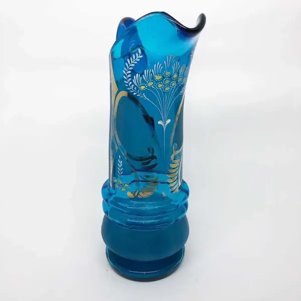 Foto de um(a) Antiga Grande Jarra Em Vidro Veneziano Azul Art Nouveau, da categoria de Jarros. Antiga e grande jarra artística em vidro veneziano soufflé gomado, pintada à mão, decoração floral com esmalte branco e fios... Mostrado de uma perspectiva diferente. Vendido no marketplace Trésors.