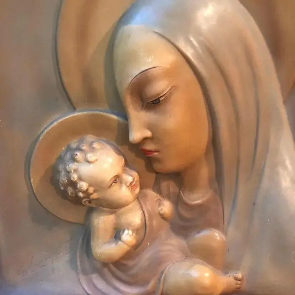 Foto de um(a) Antiga Escultura De Parede Virgem Cerâmica Italiana Art Deco, da categoria de Objetos de parede esculturais. Madonna e bambino. Lindo e grande quadro/placa de parede, estilo Art Deco, feita a mão em cerâmica italiana, ricamente... Mostrado de uma perspectiva diferente. Vendido no marketplace Trésors.