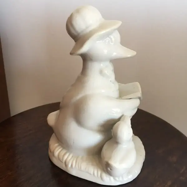 Foto de um(a) Antigo Bibelô Bloco Escultórico Pato Em Porcelana Alemã, da categoria de Escultura. Em perfeito estado.Alt : 17cm Larg : 12cm. Mostrado de uma perspectiva diferente. Vendido no marketplace Trésors.